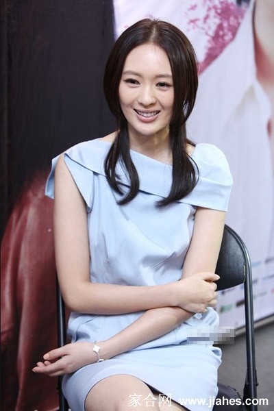 童瑶身着礼服静立沉思，柔和光线营造出静谧而富有张力的画面