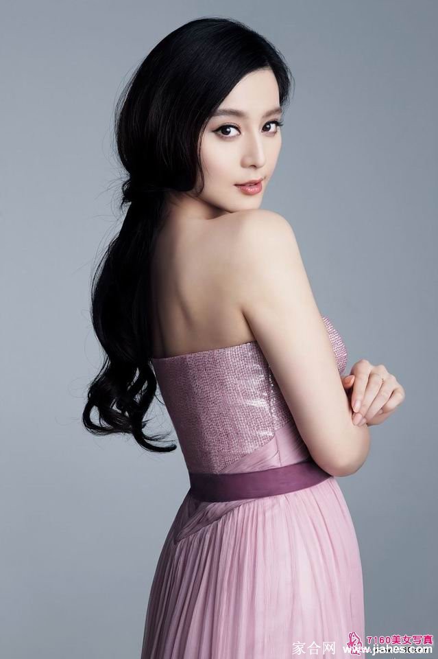 范冰冰身着简约黑色服饰凝视镜头，红唇与黑色背景形成强烈视觉冲击，彰显女王般气场