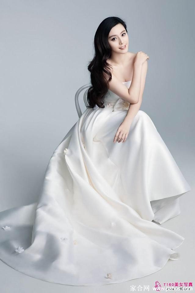 范冰冰微仰侧颜，珍珠泪眼妆与晶莹耳坠在光影下交相辉映，散发冷艳而神秘的魅力