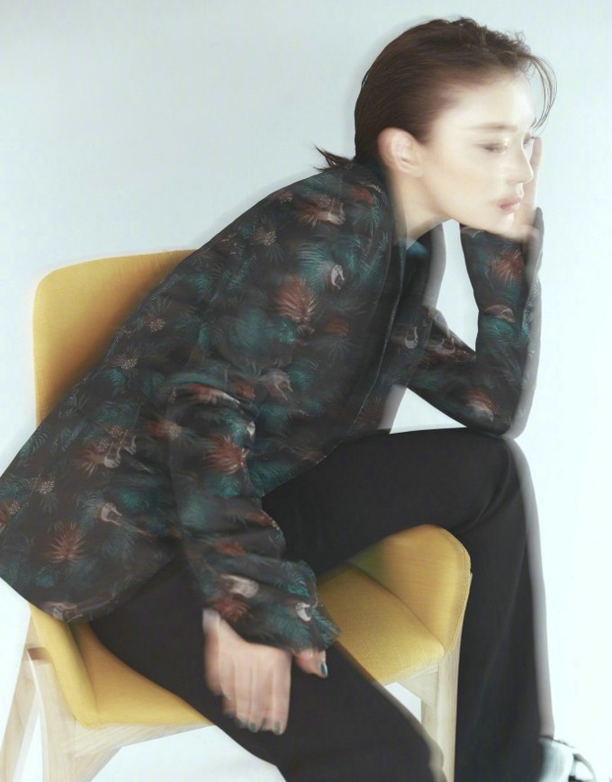 袁姗姗侧颜温柔凝视，柔和光线勾勒出精致面部轮廓与宁静致远的神情