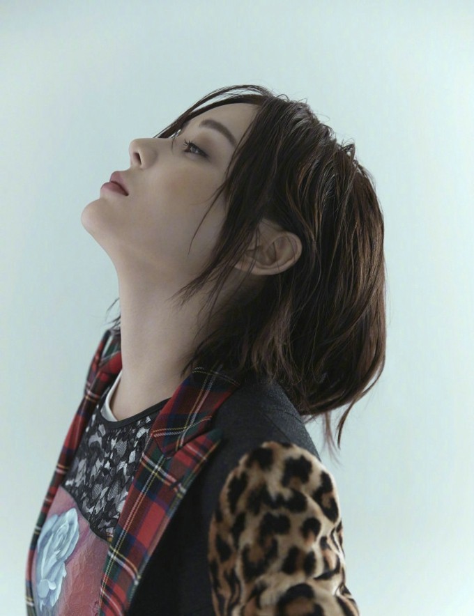 袁姗姗眼眸低垂目光温柔，长睫毛下眼神充满故事感与静谧韵味