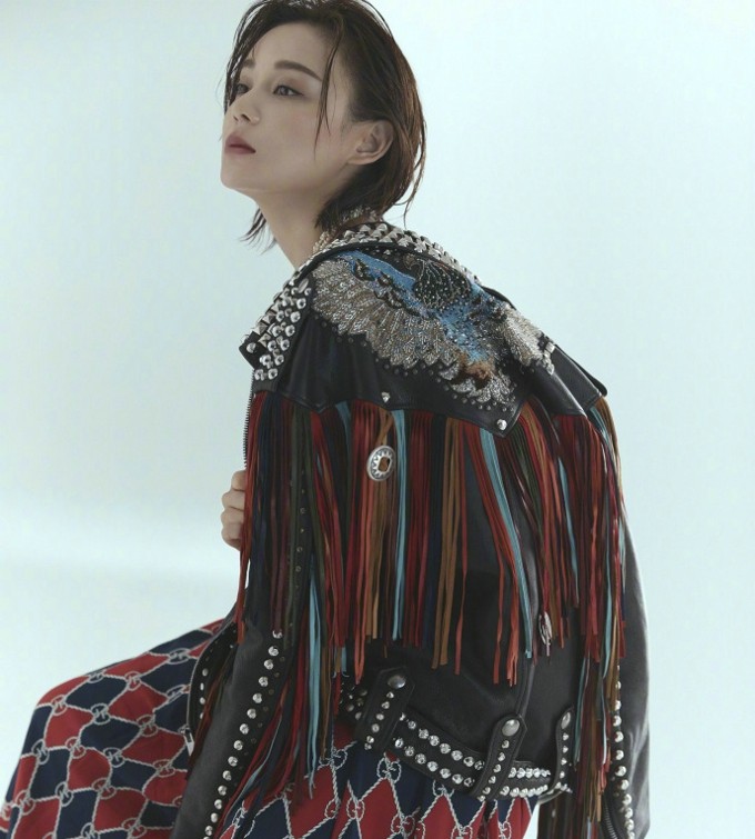 袁姗姗在柔和背景下闭目沉思，静谧瞬间展现其内心的平和与丰富层次