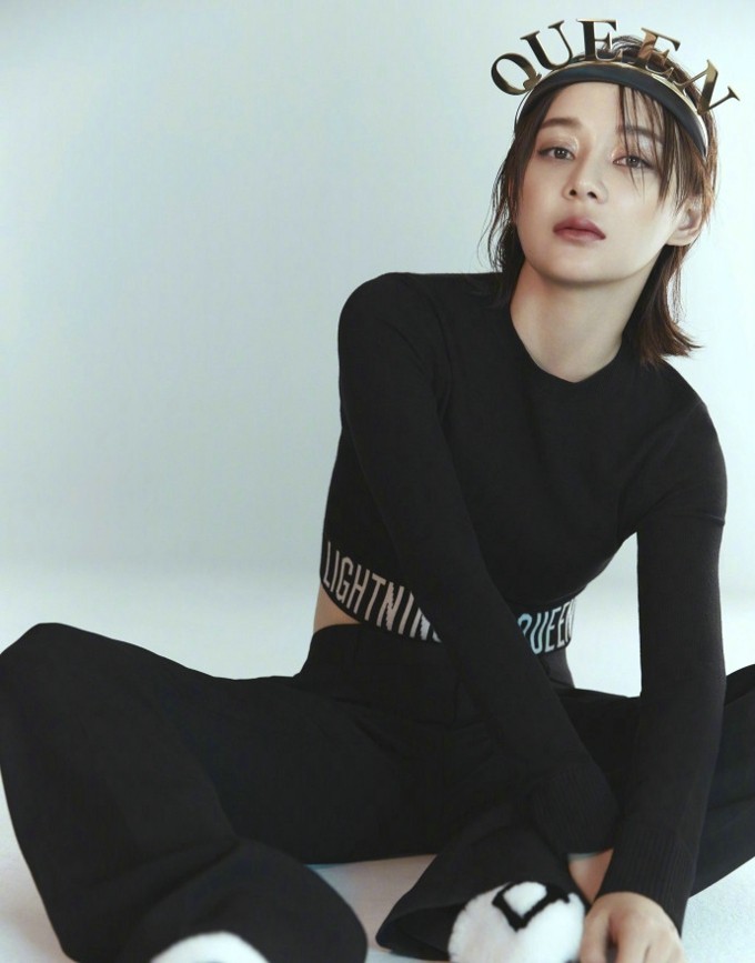 袁姗姗发丝轻扬眼神专注，完美侧颜与优雅颈线构成一幅动人的静态画面