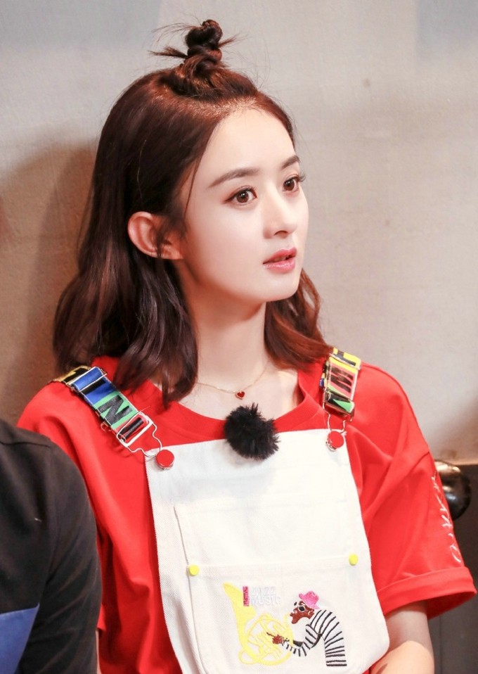 赵丽颖侧颜浅笑，头顶小巧发髻宛如精灵，柔和光影映衬下更显甜美可人