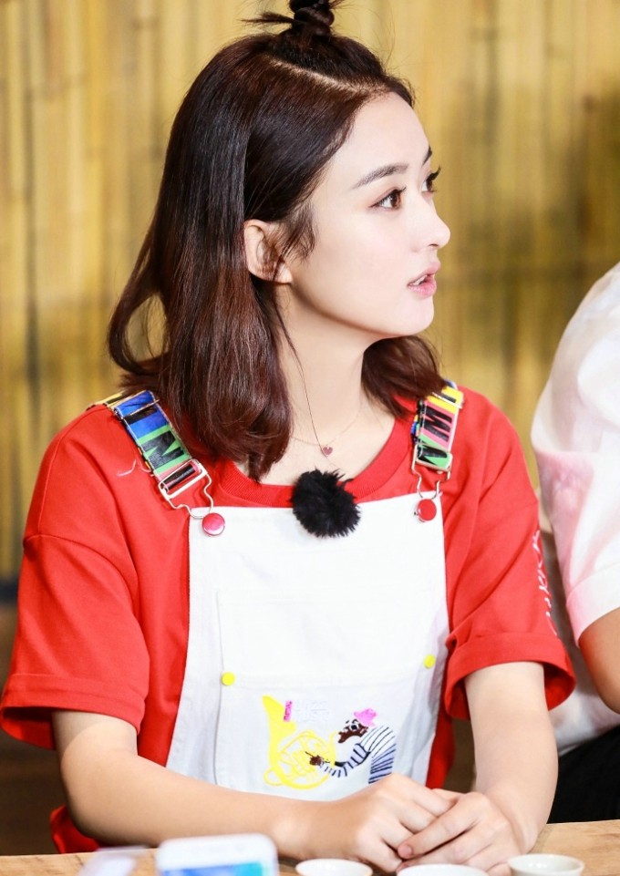 赵丽颖身着简约服饰，回眸瞬间眼神清澈透亮，发梢跳跃尽显活泼气质