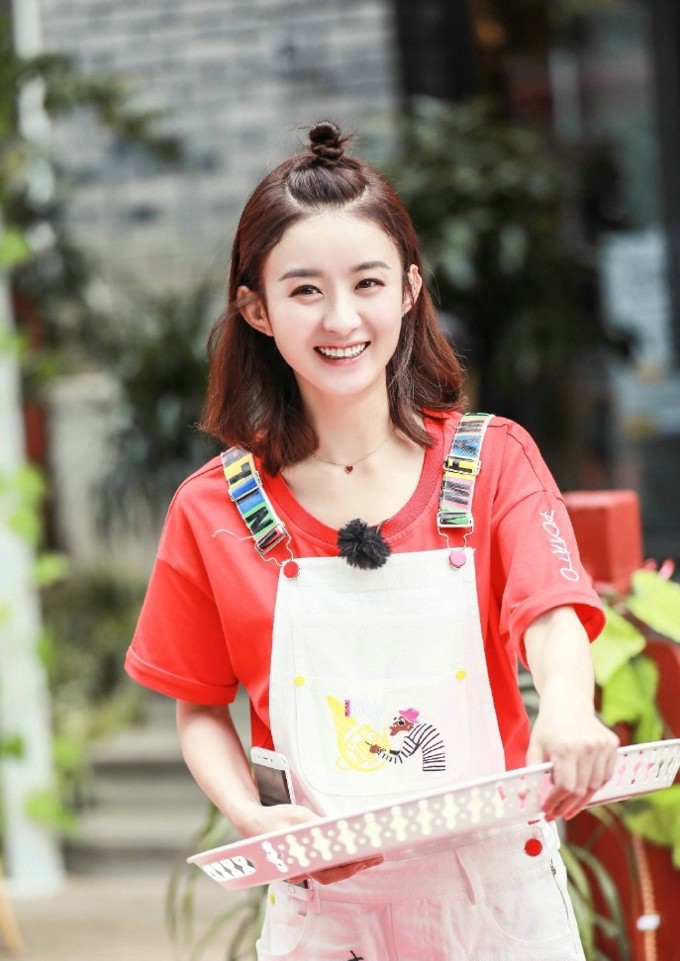 赵丽颖双手托腮，小啾啾发型更添稚趣，宛如邻家妹妹般亲切可爱