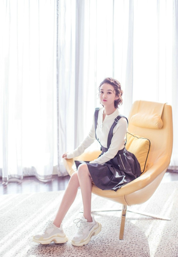 赵丽颖侧身回眸浅笑嫣然，光影勾勒出柔美侧颜与优雅肩颈线