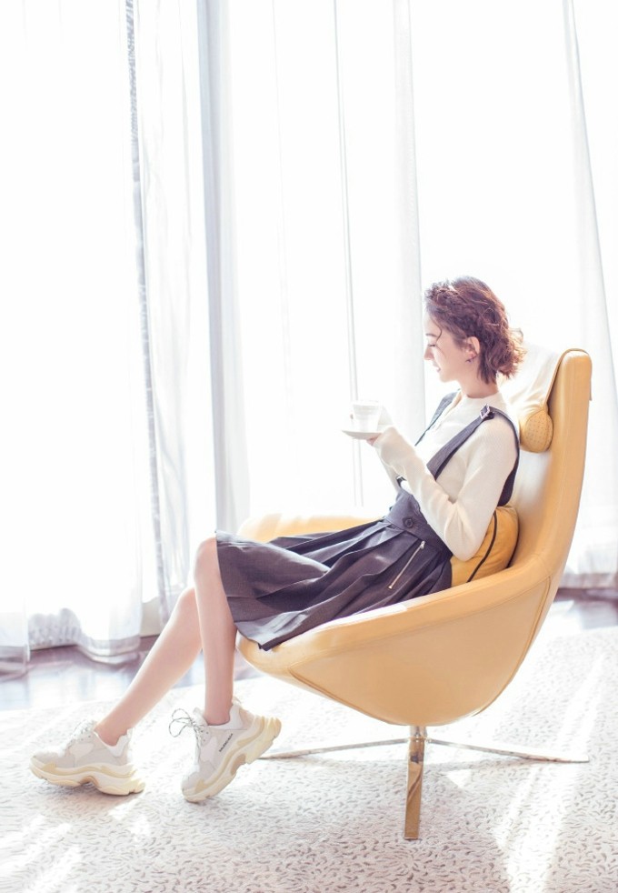 赵丽颖单手轻托脸颊眼神专注，散发着静谧而灵动的闺秀风范