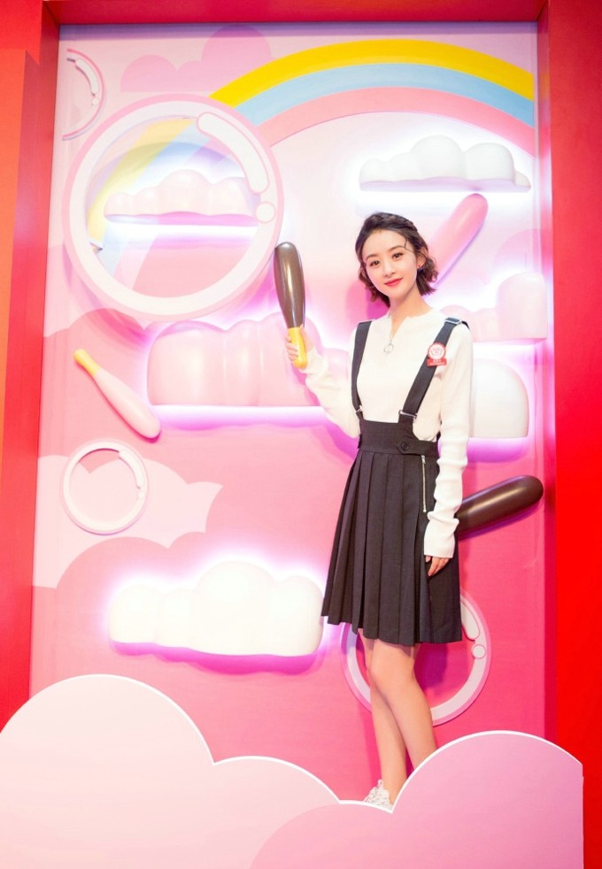 赵丽颖光影下姿态舒展，裙摆微扬勾勒出恬静优雅的动人画面