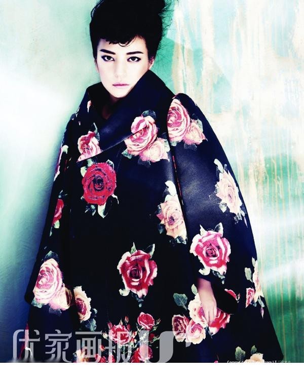 近距离特写下，赵薇的双眼成为唯一焦点，黑色蕾丝面纱如星夜笼罩，眸中星光点点，摄魂夺魄