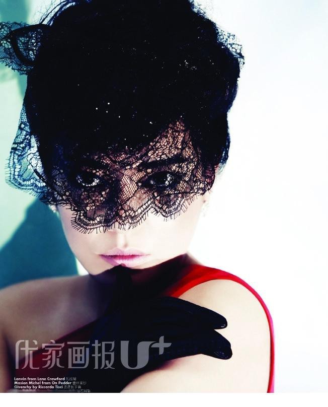 赵薇轻倚椅背，黑色薄纱半掩精致面庞，眼眸透过纱网凝视镜头，流转着难以捉摸的深邃故事感