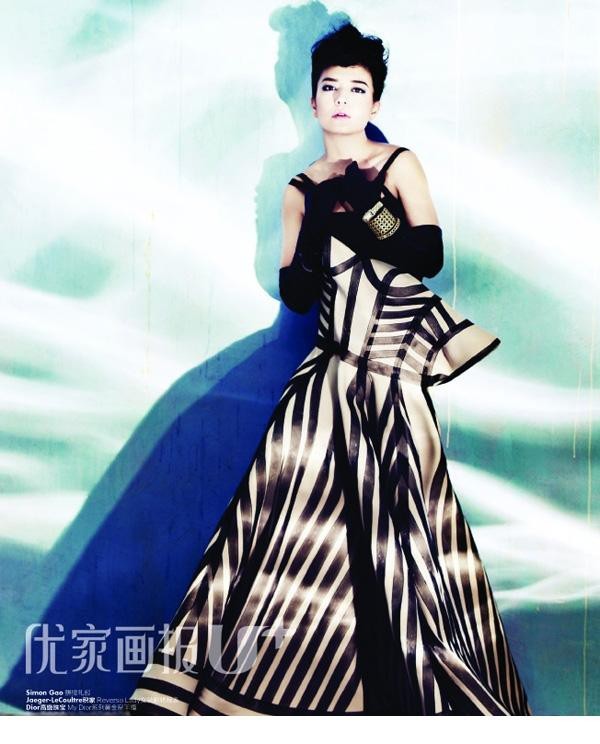 赵薇侧身回眸，黑色纱裙勾勒优雅肩颈线条，面纱边缘轻抚下颌，眼神中带着一丝疏离与傲然