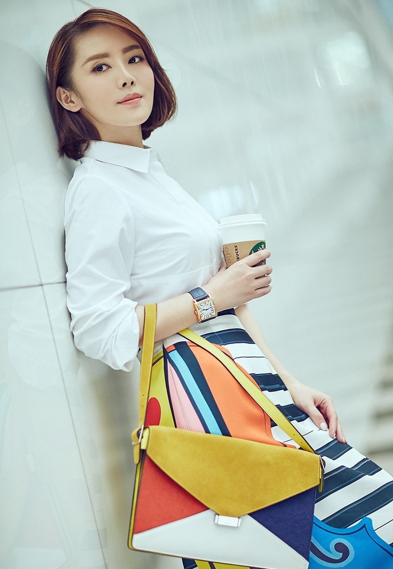 车永莉展现自信微笑，绿色内搭成为整体造型的点睛之笔，充满生机与活力