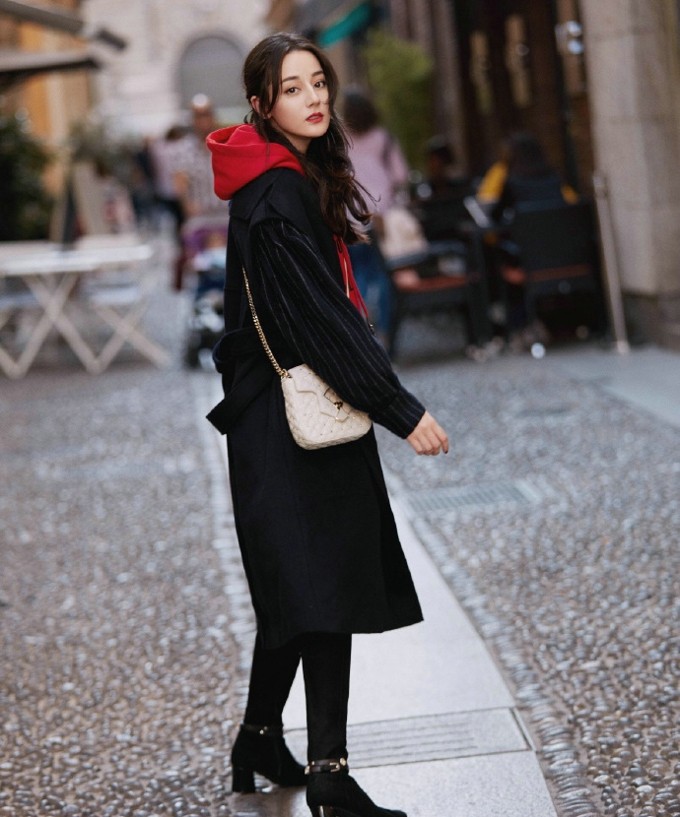 暖阳透过建筑缝隙，热巴仰首感受微风，轮廓镀上金色光边