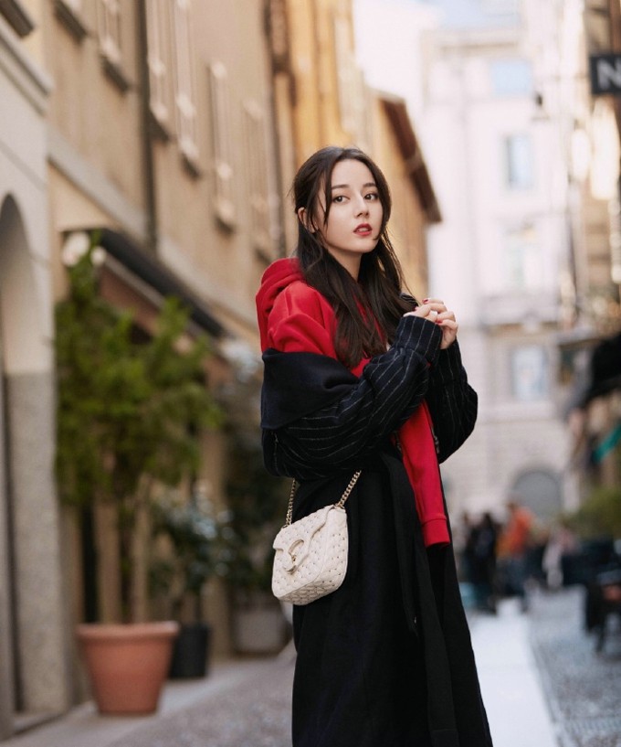 漫步石阶之上，热巴手提棕色皮包，步履轻盈如午后小调