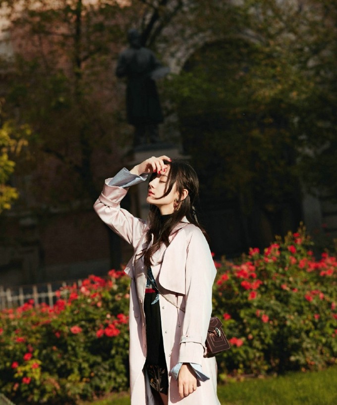 坐在复古窗台前，热巴双腿微曲，午后阳光在脸庞投下诗意阴影