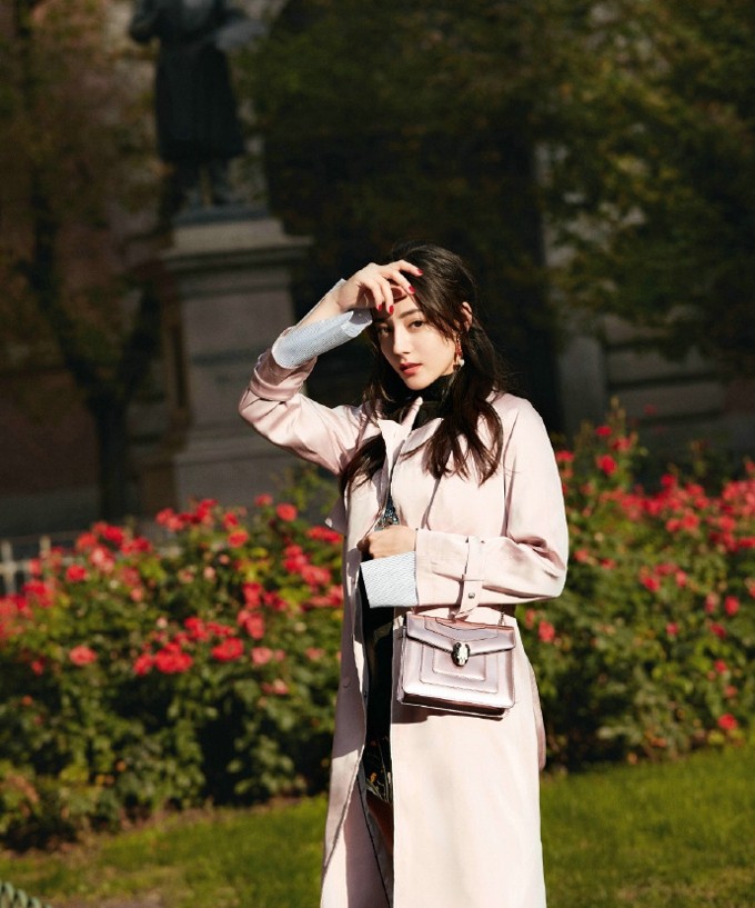 转身瞬间抓拍，大衣下摆划出优美弧线，动态中的静美瞬间