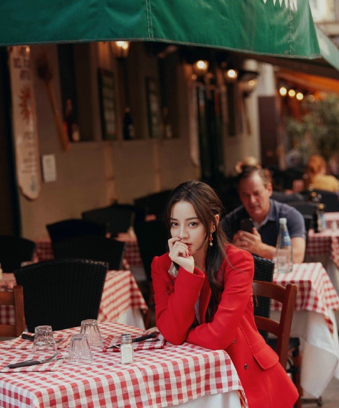 近距离肖像，热巴睫毛纤长眼眸清澈，秋日暖阳在脸颊跳跃