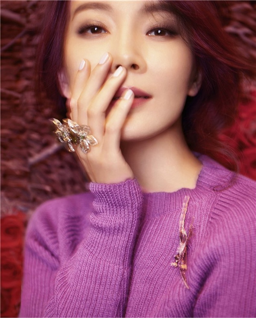 陈数微卷短发搭配黑色西装，于黑白光影中散发率性自信的成熟魅力