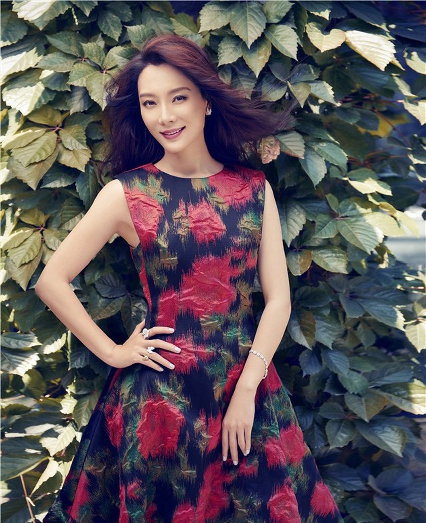 陈数身着白色纱裙端坐椅中，典雅端庄中透露出冷艳迷人的气质