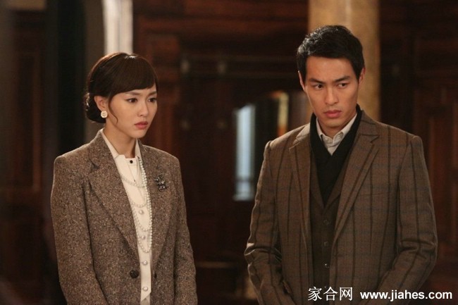 唐嫣一袭深色礼服，回首间眼神坚定，展现了角色在逆境中成长的坚韧与魅力