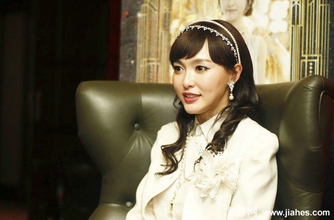 唐嫣身着优雅白色洋装，头戴珍珠发箍，于窗边凝望，尽显名门千金的高贵与静谧