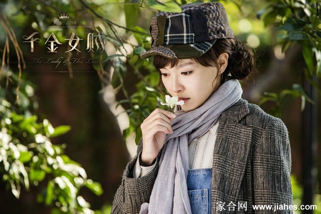 唐嫣身穿白色蕾丝长裙，立于古典厅堂之中，光影交错间散发着温婉动人的气息