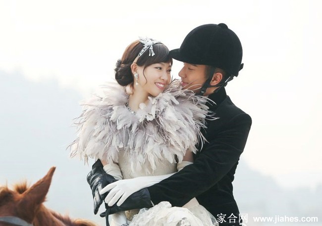 唐嫣与刘恺威亲密相依，两人身着华丽礼服，画面弥漫着低调奢华的浪漫氛围