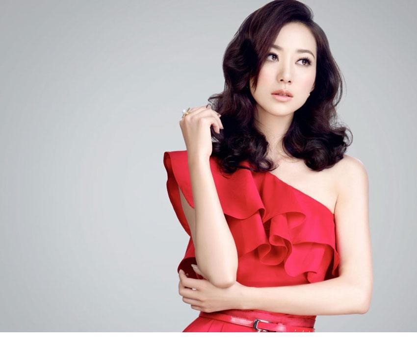 韩雪托腮凝思，光影勾勒出精致侧颜与优雅轮廓