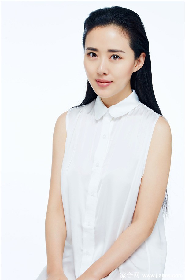 颜丹晨倚靠窗边，一袭白色纱裙如云雾缭绕，午后光影在脸庞投下斑驳，故事感十足