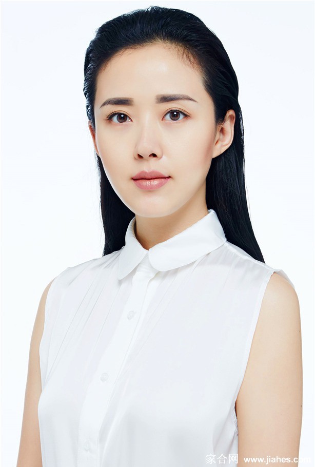 颜丹晨闭目颔首，白色针织衫衬出娴静气质，仿佛沉浸在独自的宁静世界里