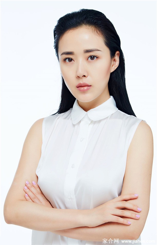 颜丹晨身着白色露肩礼服回眸瞬间，典雅与性感微妙平衡，惊艳了时光