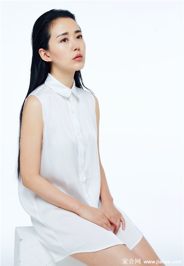 颜丹晨展露清新微笑，简约白衫下是邻家女孩般的亲和与灵动，如沐春风