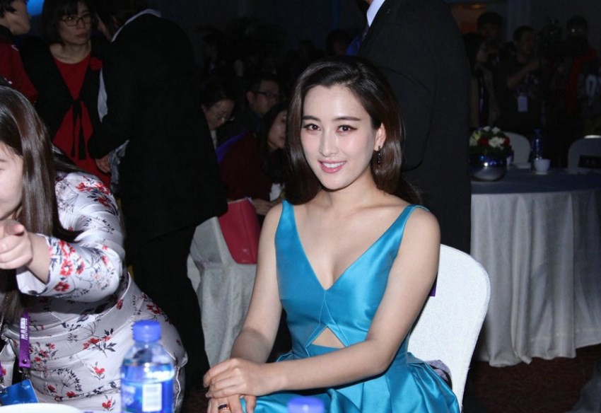 马苏回眸瞬间眼神温柔迷人，深V礼服背影勾勒出优雅迷人的身体线条