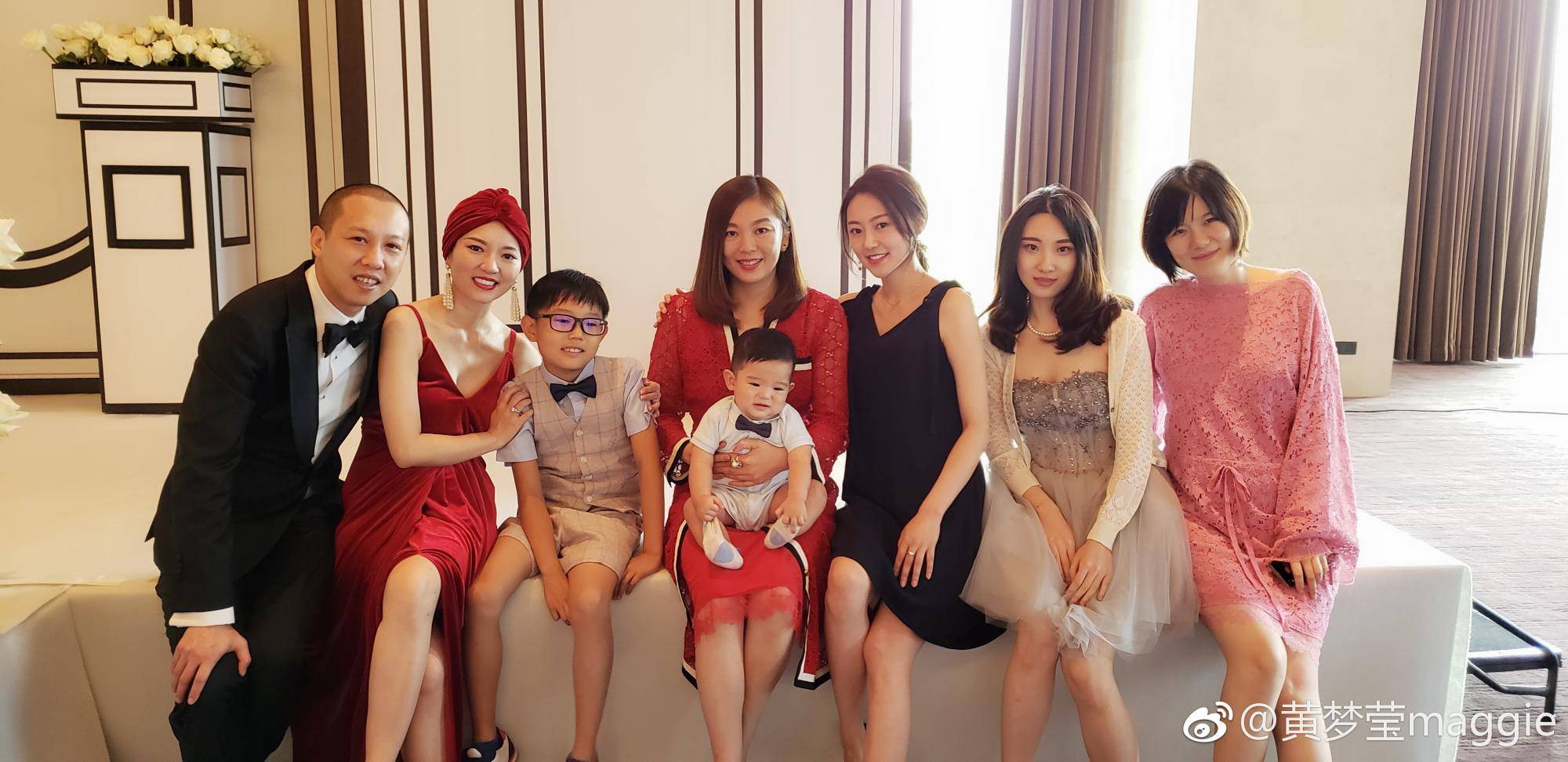 黄梦莹活动现场时尚造型全解析 黄梦莹与主持人互动,侧身端坐尽显知性优雅风范