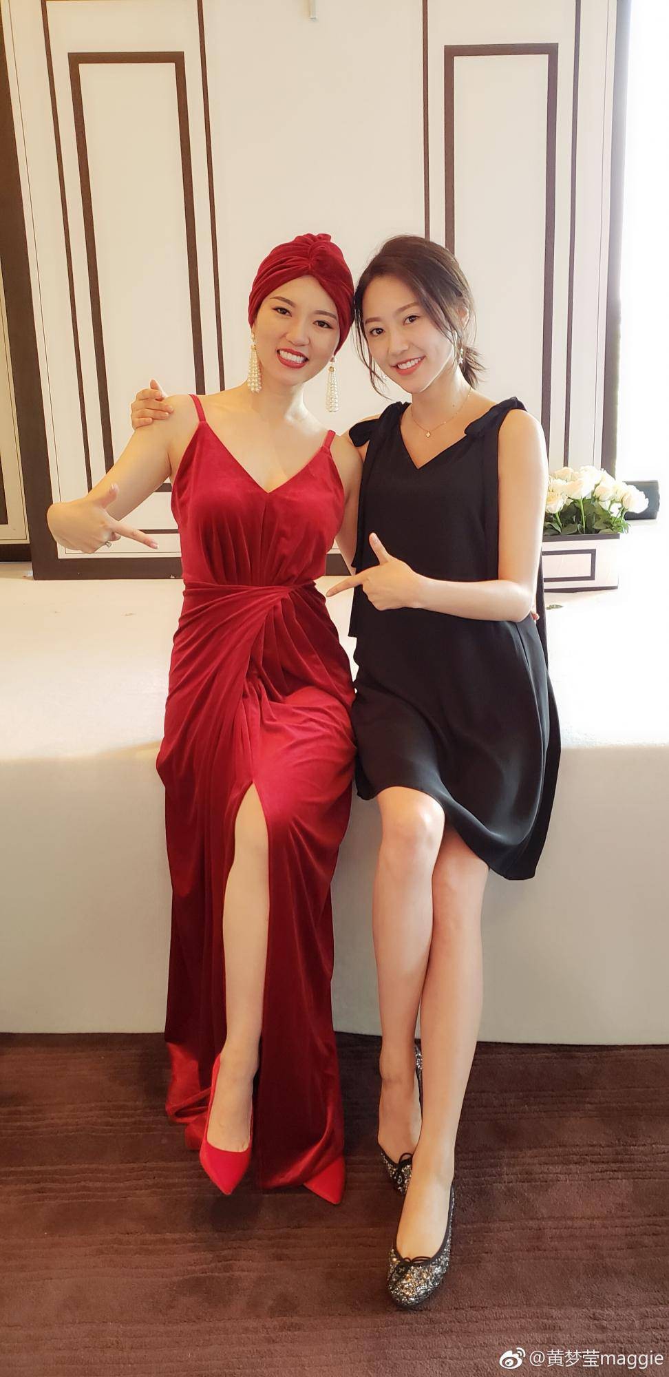 黄梦莹活动现场时尚造型全解析 黄梦莹低头浅笑,丝袜美腿在高跟鞋衬托下尽显温婉气质