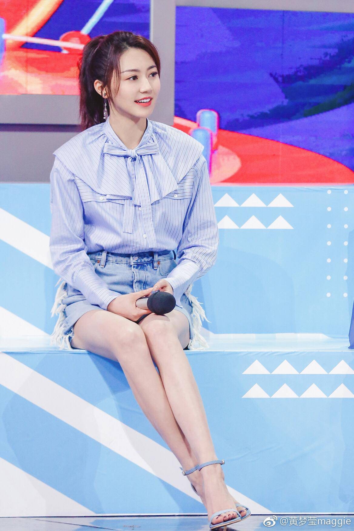 黄梦莹活动现场时尚造型全解析 黄梦莹身着浅色西装侧身而立,光影勾勒出优雅身线