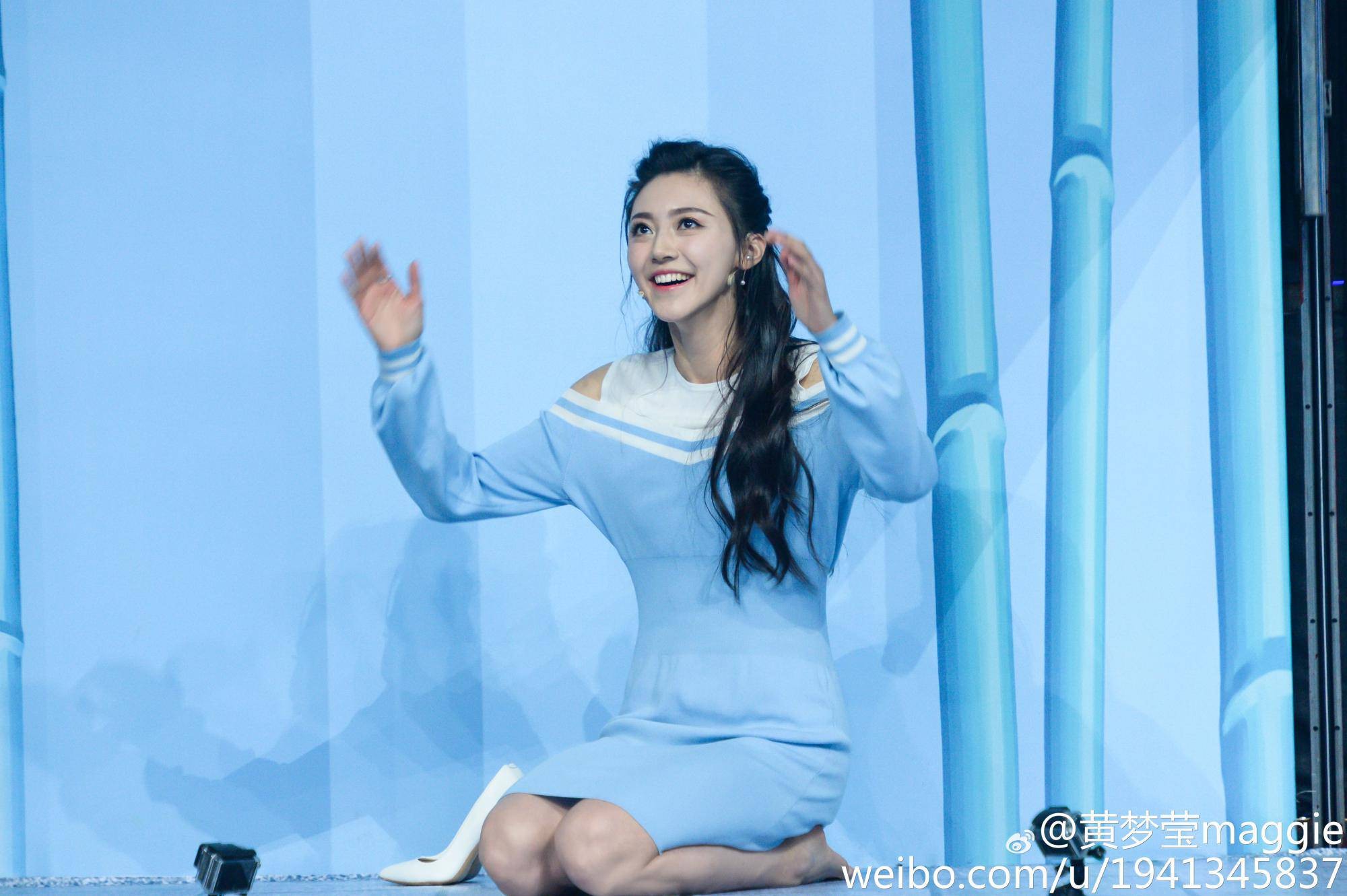 黄梦莹活动现场时尚造型全解析 光影交错间,黄梦莹凝眸远望,流露坚定神色