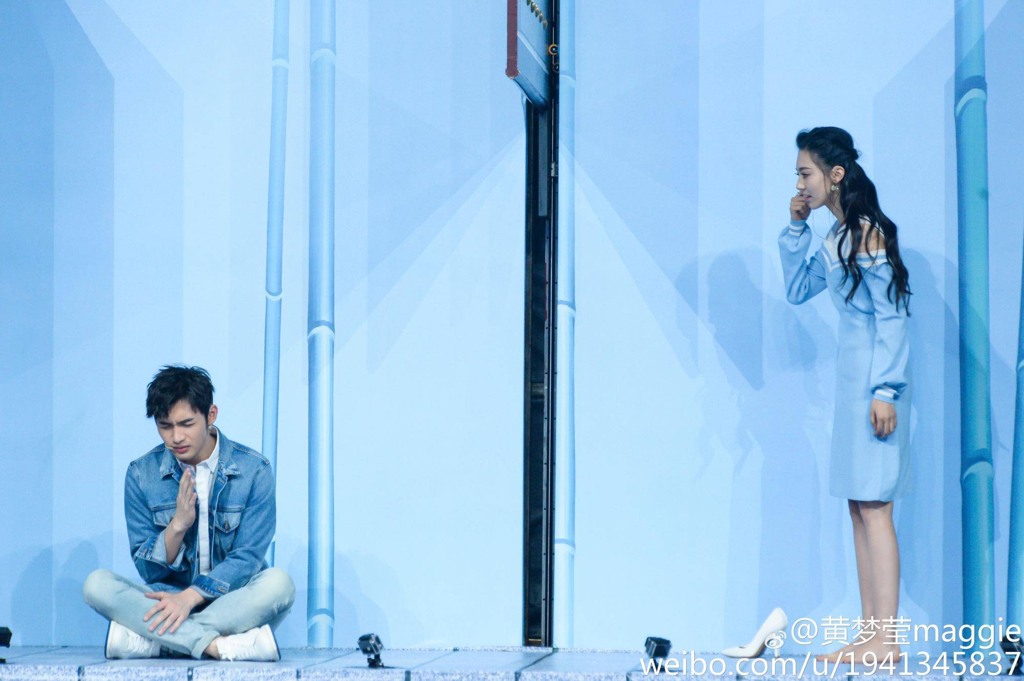 黄梦莹活动现场时尚造型全解析 活动间隙黄梦莹撩发瞬间,自然流露女性柔美