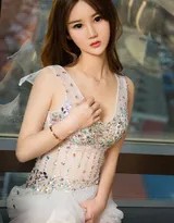 徐鑫站立于暗色背景前，亮片裙如夜空中最亮的星，她展露自信微笑