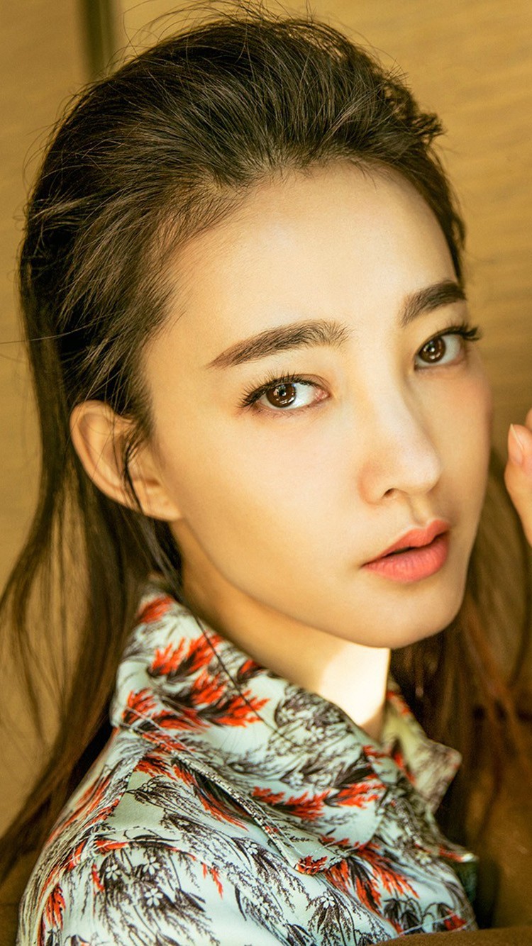 王丽坤眼眸低垂神态宁静，金色项链于颈间点缀璀璨微光，发丝轻拂更添灵动温柔气息