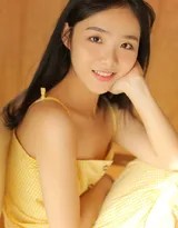 圆脸美少女靠在窗边，自然光线洒在身上，悠闲翻阅杂志，清新氛围扑面而来