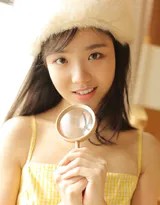 站在书架前的圆脸美少女，挑选杂志的瞬间被抓拍，姿态自然，充满探索趣味