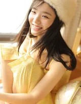 蜷缩在沙发角落的美少女，沉浸在杂志世界中，表情宁静，居家时光静谧而美好