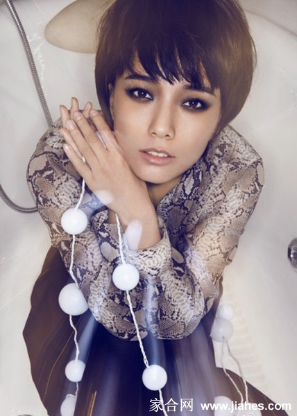 王珞丹身穿亮黄色皮质西装套装，飒爽立于光影中，短发更添干练气场