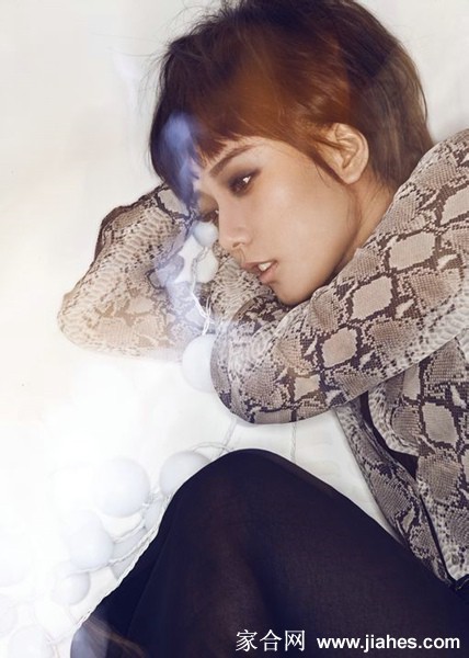 王珞丹身着简约服饰展露清澈笑容，短发随风轻扬，尽显随性自然之美