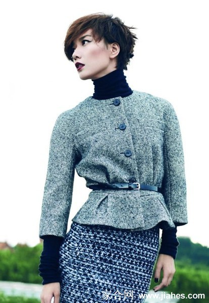 王珞丹佩戴眼镜凝视镜头，短发利落，散发着静谧而智慧的知性氛围