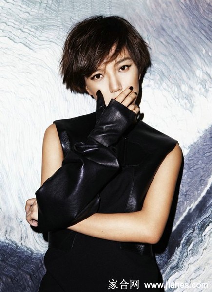 王珞丹一袭黑色长裙侧身回眸，眼神深邃，短发造型凸显强大独立气场