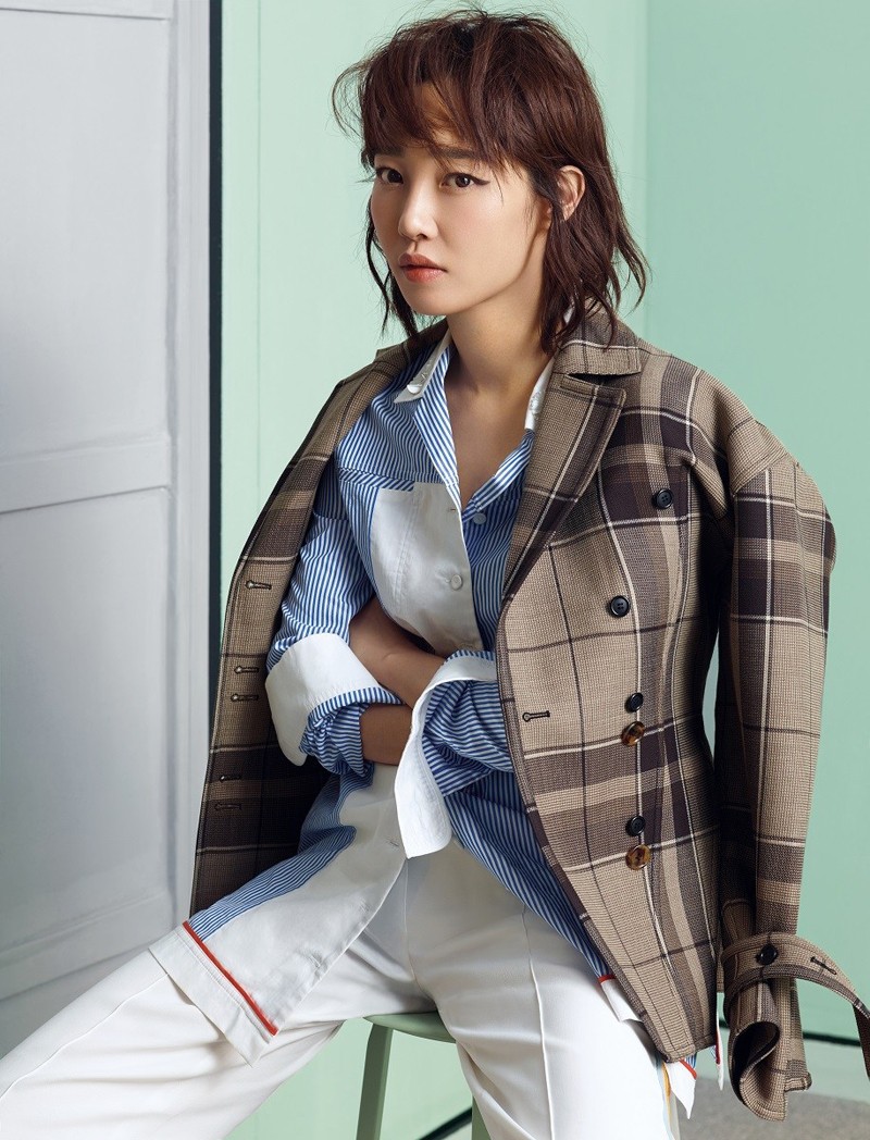 黑白光影下白百何侧身而立，服装剪裁极具建筑感，展现飒爽不失柔美的侧影