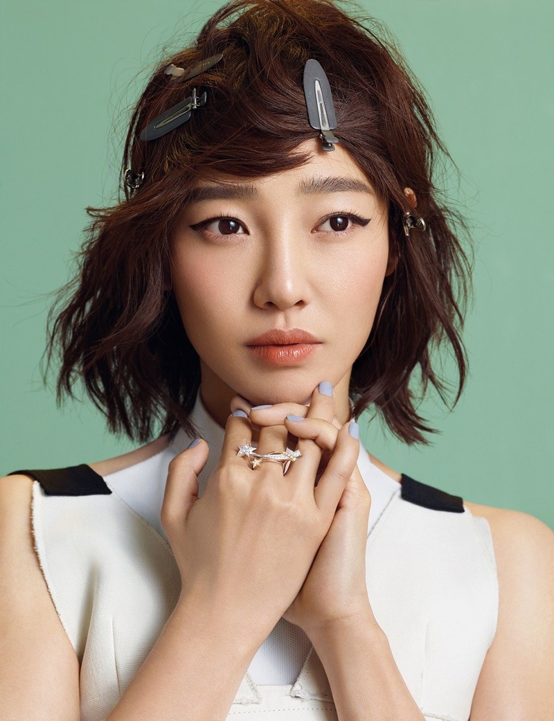 白百何身着简约西装凝视镜头，眼神清澈而笃定，光影勾勒出分明的轮廓